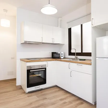 Home2book Spacious With Private Parking 아파트 *