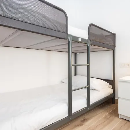 Home2book Spacious With Private Parking 아파트
