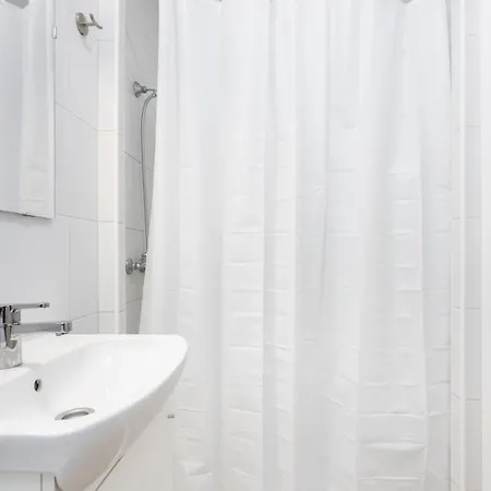 Home2book Spacious With Private Parking 아파트