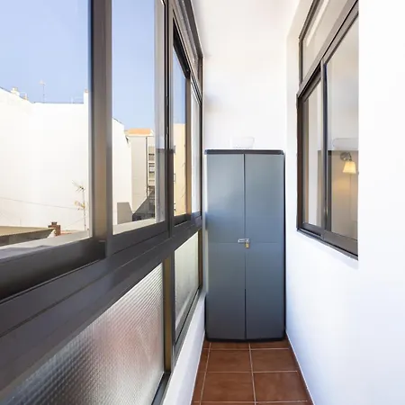 Home2book Spacious With Private Parking 아파트 *